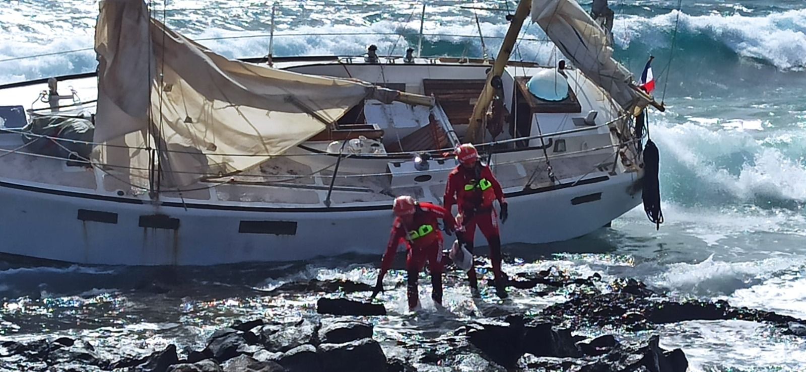 Velero encallado en una cala de Puerto del Carmen