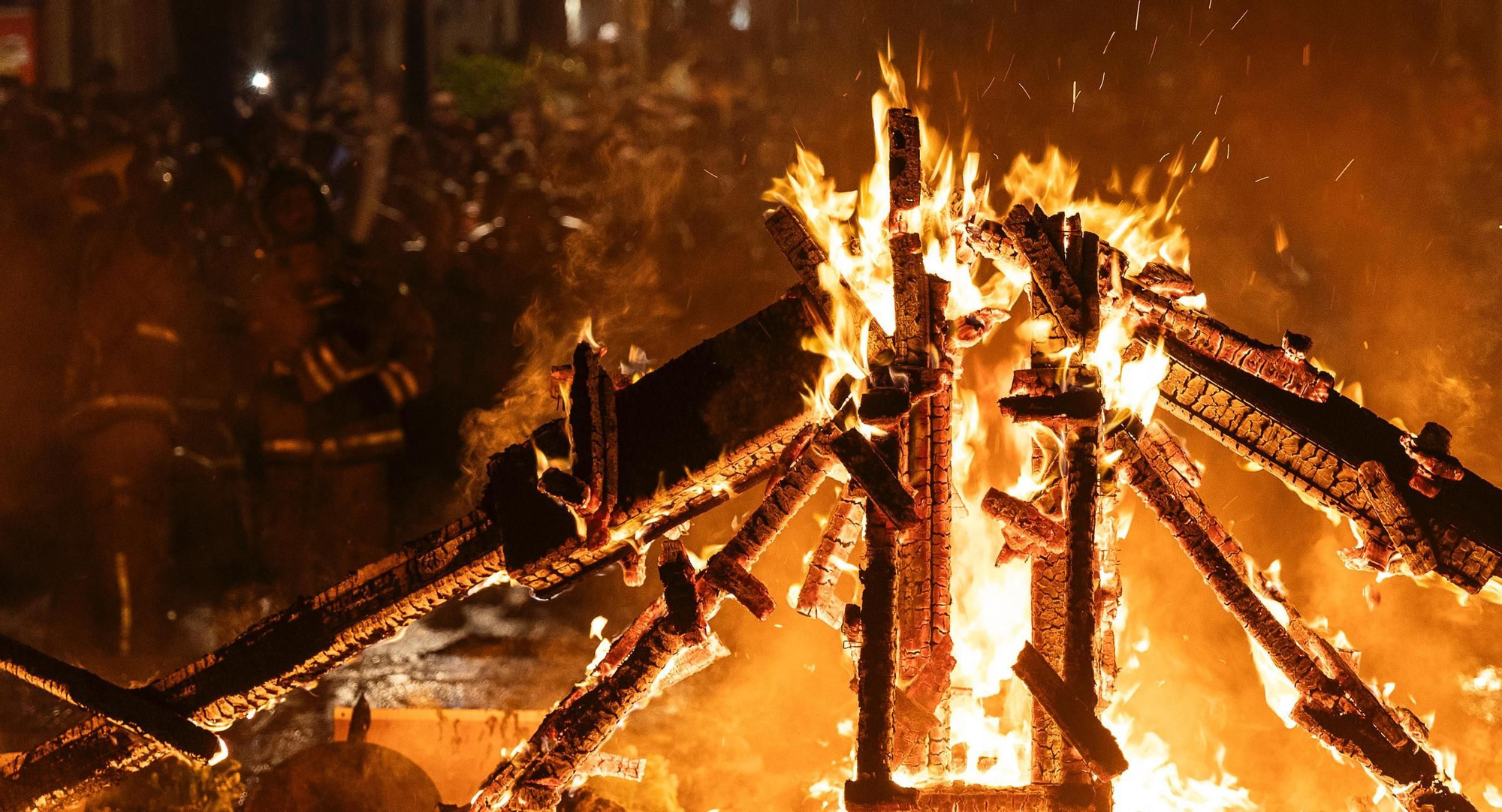 La cremà de las Hogueras de San Vicente, en imágenes