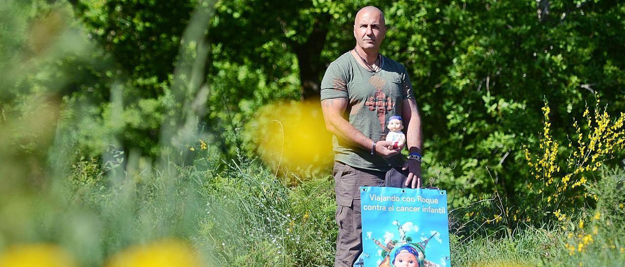 El muñeco Roque acompañará al vilagarciano en esta octava andadura por diferentes recorridos del Camino de Santiago.  | // NOÉ PARGA