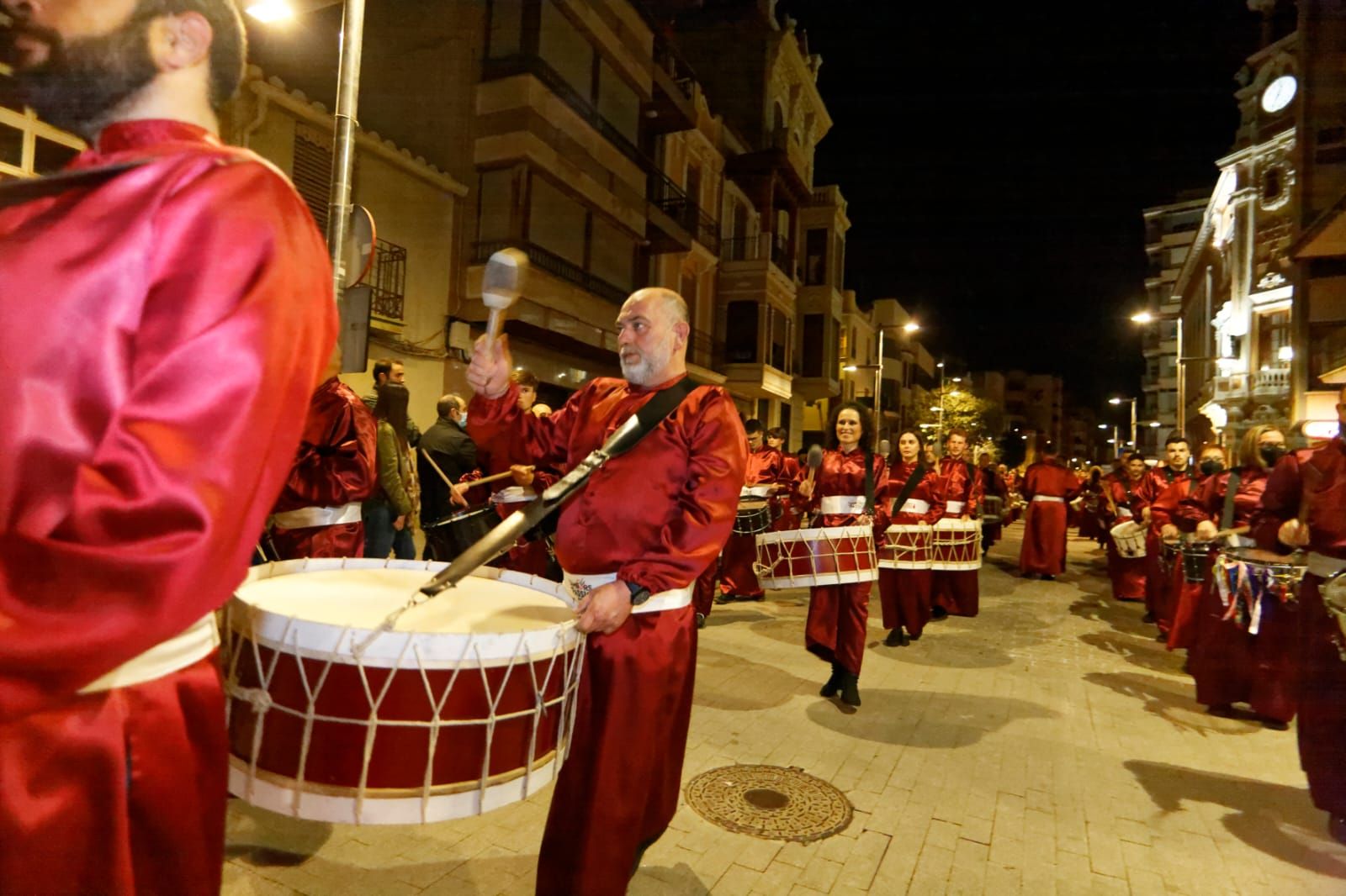 Els Tambors de Passió hacen vibrar Almassora en una noche mágica