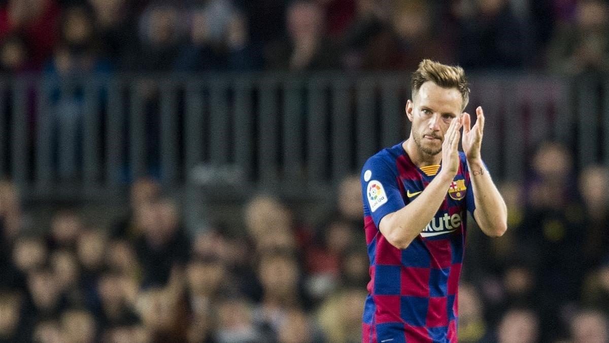 Rakitic aplaude al Camp Nou tras ser sustituido por Valverde.