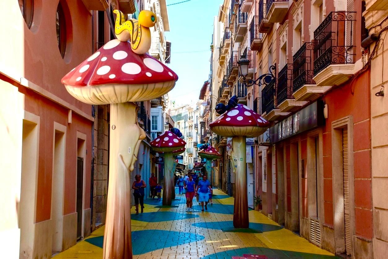 Si visitas Alicante, no te puedes perder esta calle.