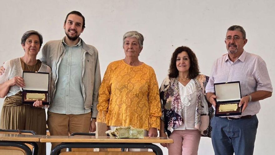 Los homenajeados reciben las placas de manos de los farmacéuticos y la alcaldesa de Muga, en el centro. | Santiago Ruiz «Pichi»