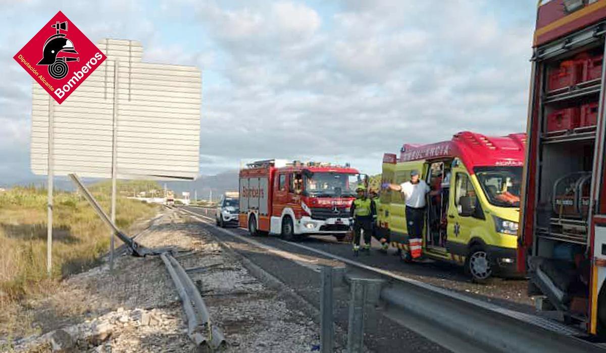 Los bomberos y la ambulancia esta mañana en el lugar del accidente.