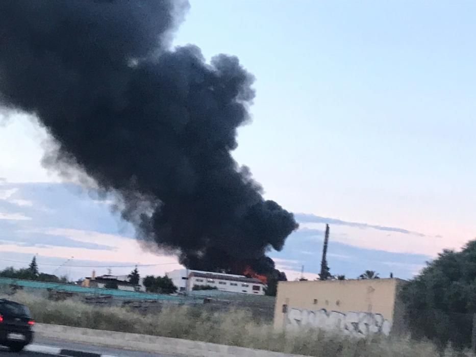 Intenso fuego en una fábrica de neumáticos de Santa Pola