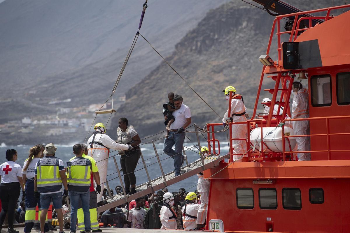 Migrantes procedentes de un nuevo cayuco desembarcan en el puerto de La Restinga, a 26 de agosto de 2024, en El Hierro, Canarias (España).