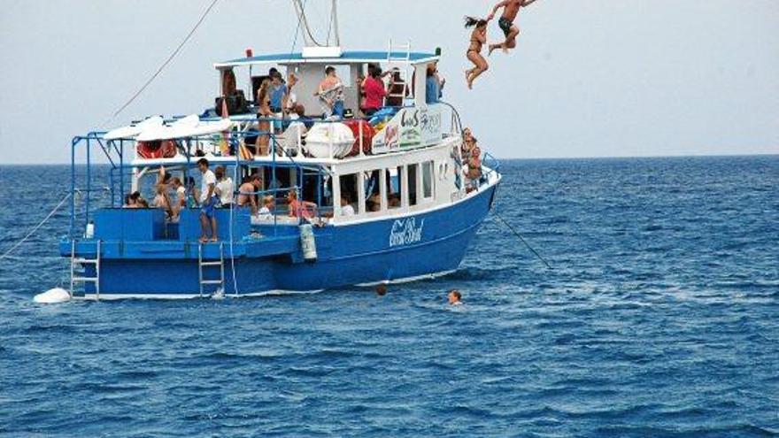 Bei jungen Urlaubern sehr beliebt: ein sogenanntes Partyboot vor der Ostküste Mallorcas.