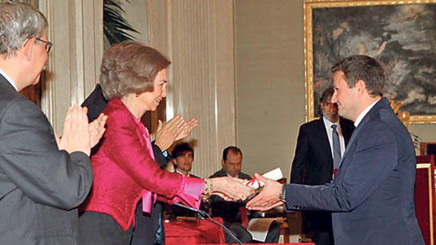 Molina recogió el premio de manos de la Reina.