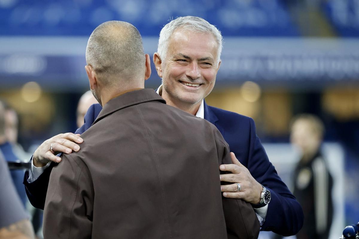 LONDON (United Kingdom), 30/09/2025.- Benfica's head coach Jose Mourinho (R) hugs with former player Joe Cole (L) prior to the UEFA Champions League league phase match between Chelsea FC and SL Benfica in London, Great Britain, 30 September 2025. (Liga de Campeones, Gran Bretaña, Reino Unido, Londres) EFE/EPA/TOLGA AKMEN