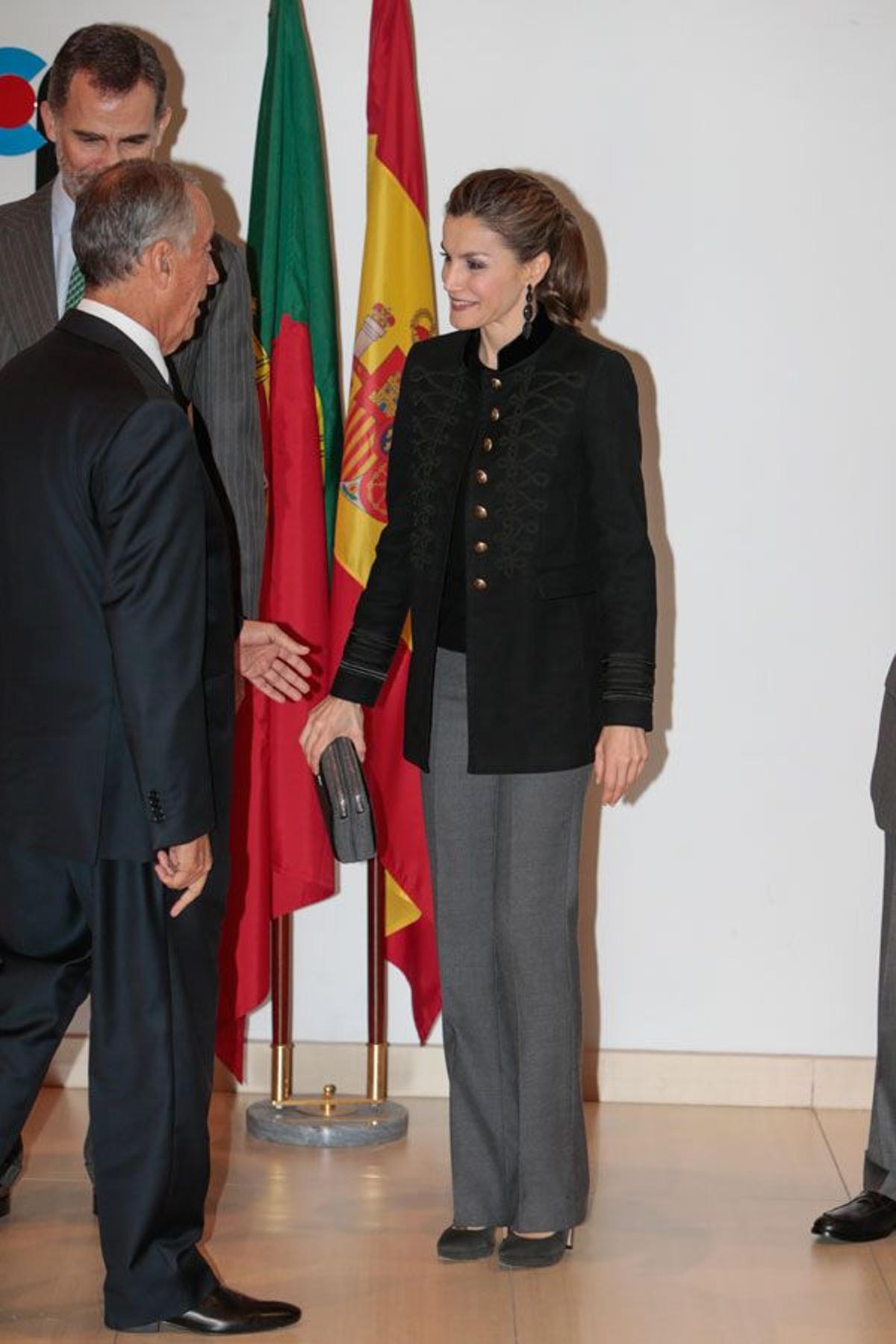Letizia Ortiz en Lisboa con chaqueta militar de Zara