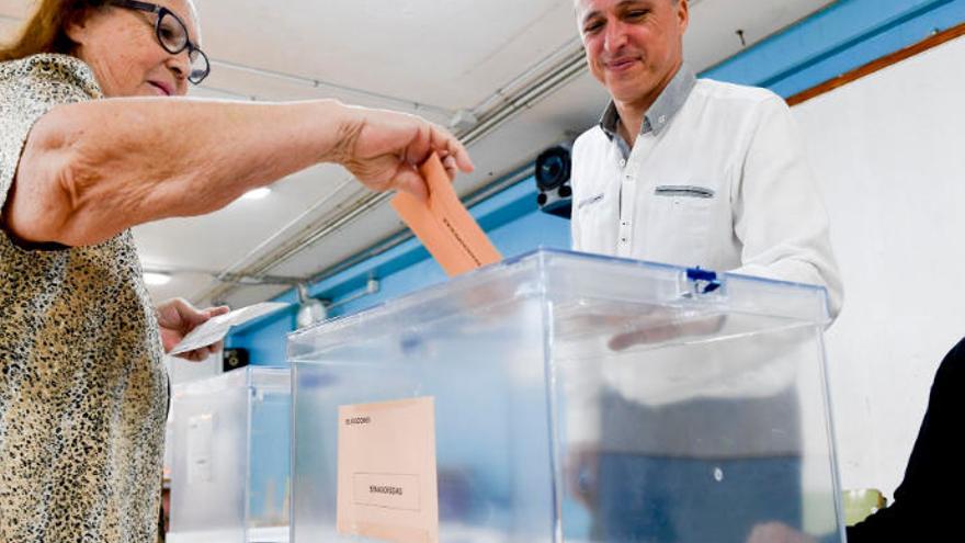 Una mujer deposita la papeleta para el Senado.