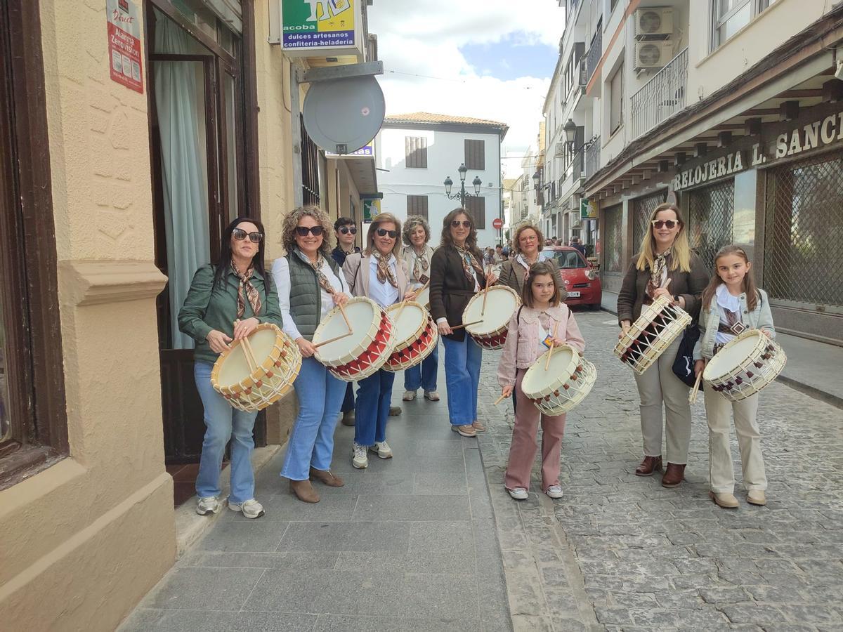Mujeres y niñas se suman al toque del tambor en Baena.