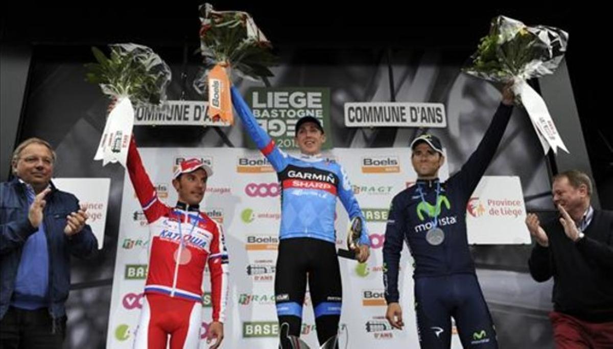 Valverde i Purito, al podi de la Lieja-Bastogne-Lieja amb el vencedor Daniel Martin.