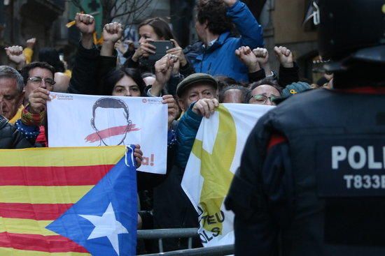 Protesta per la presència de Felip VI a Barcelona sota un fort dispositiu de seguretat