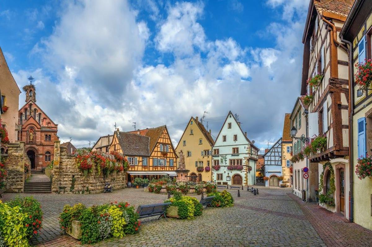 Plaza central de Eguisheim, Alsacia, Francia