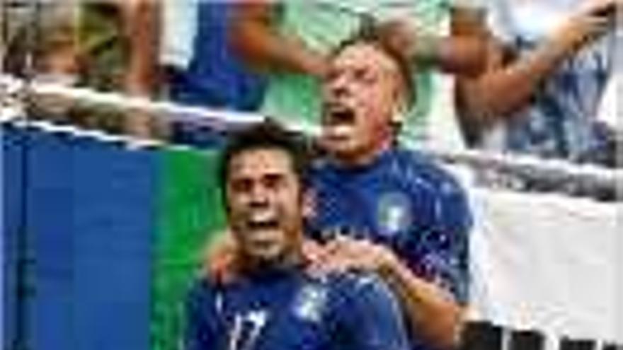 Eder i Giaccherini celebren el gol.