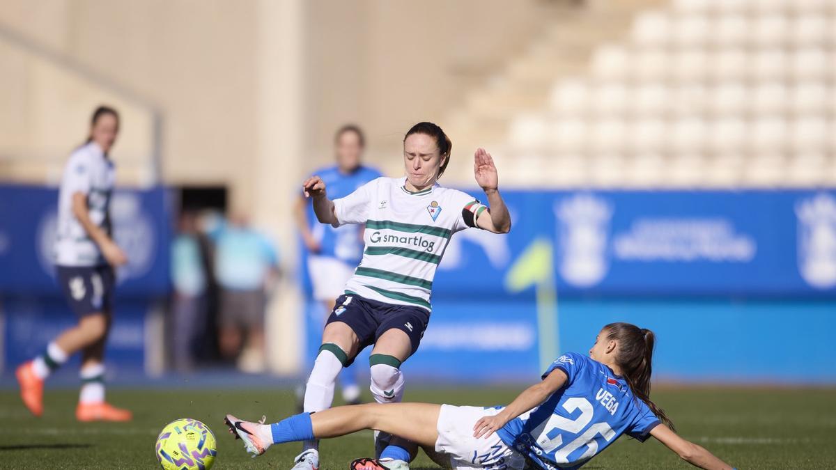 Vega, del Alhama ElPozo, intentado robar el balón a un rival.