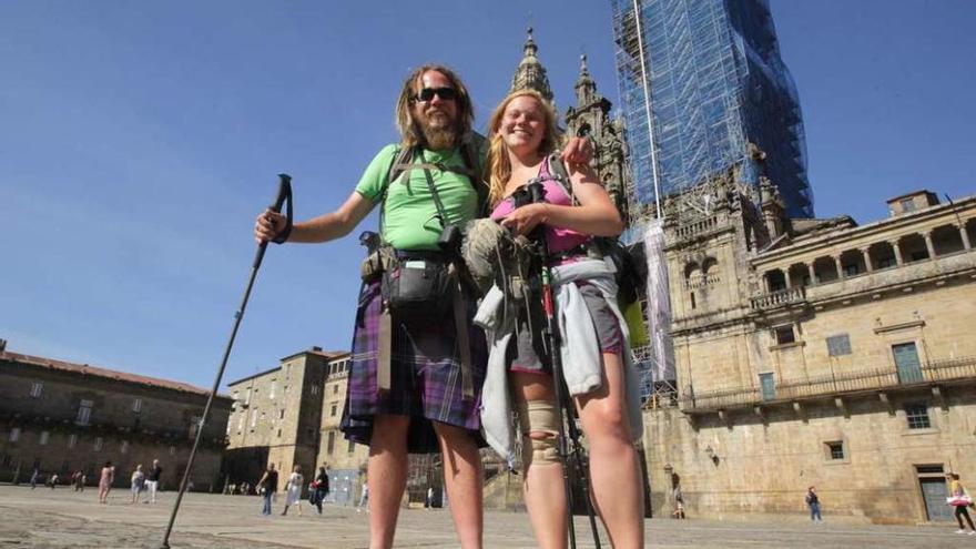 Una pareja de escoceses, ayer, en la plaza del Obradoiro, con la catedral al fondo. // X. Álvarez