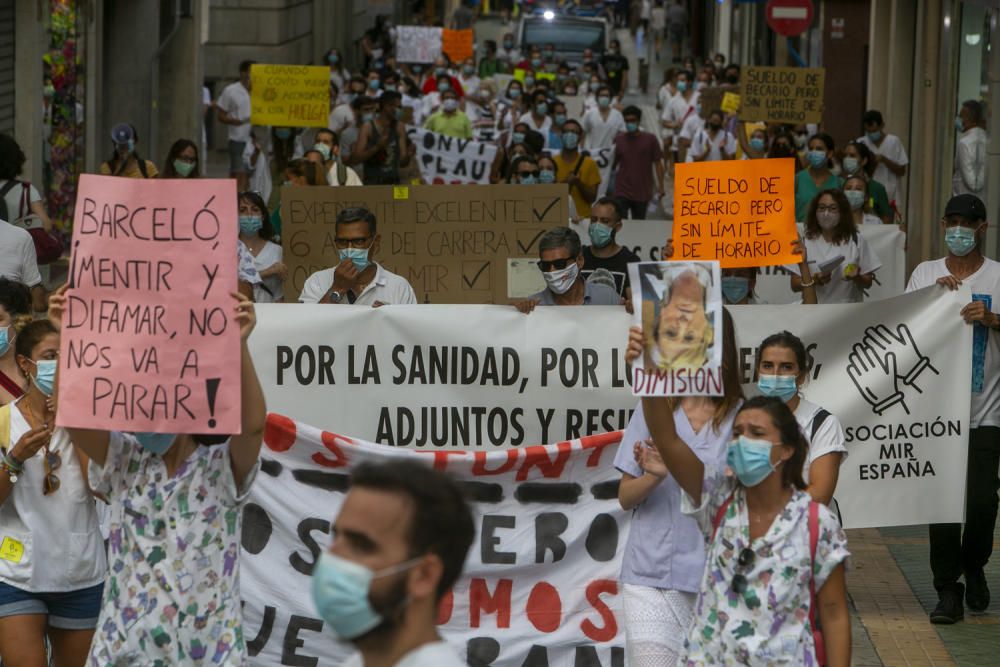 Los médicos residentes echan en cara a la consellera Barceló que Madrid ya ha llegado a un acuerdo y ha dado fin a la huelga.