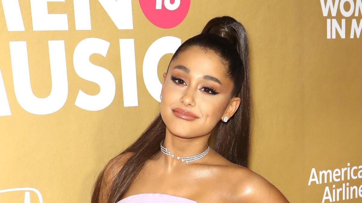 Ariana Grande corrige tatuaje
