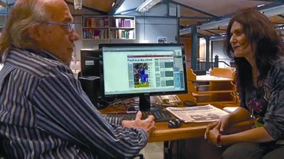 Ricard Fité, coordinador lingüístico de la edición en catalán de EL PERIÓDICO, y Anna Solé, en el documental.