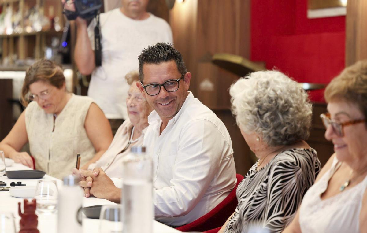 El alcalde en el encuentro con vecinos centenarios.| Toni Escobar