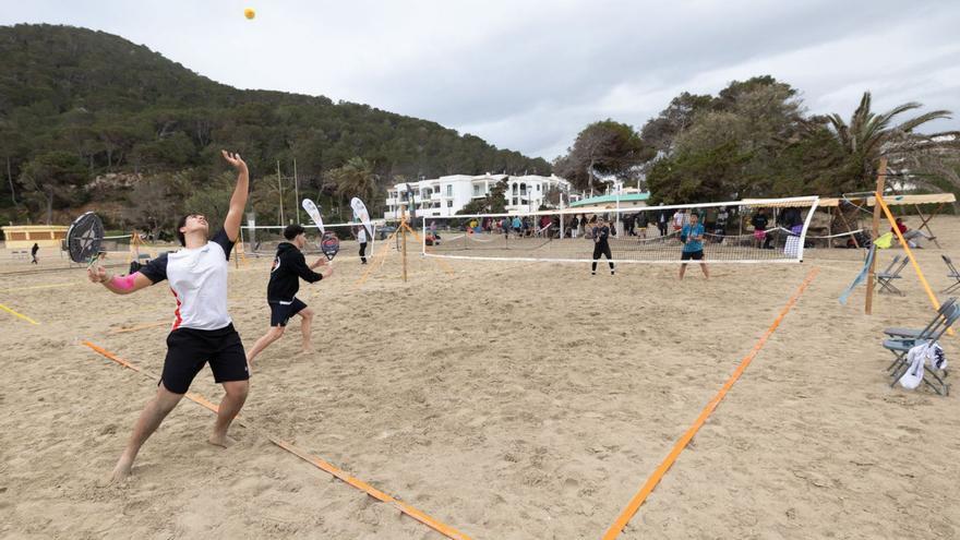Varios momentos del torneo celebrado a lo largo del fin de semana en la playa de Cala Llonga. |