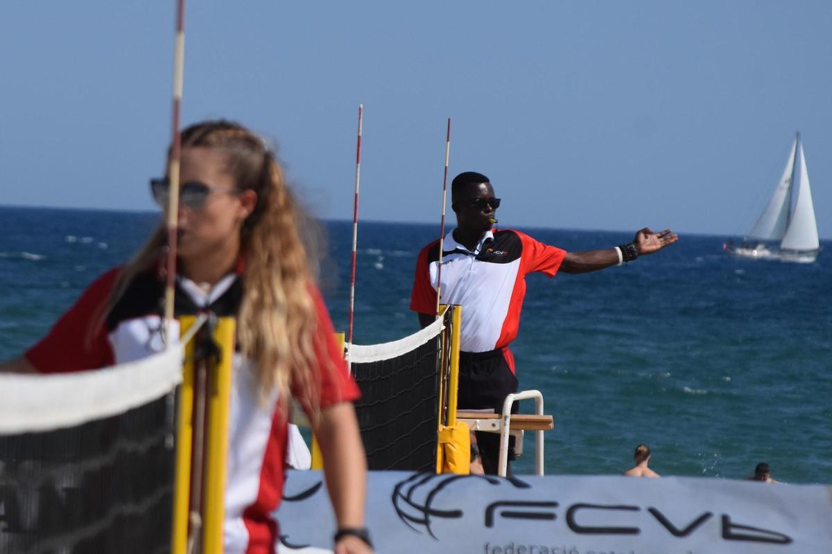 Àrbitres en acció durant una jornada de competició de vòlei platja