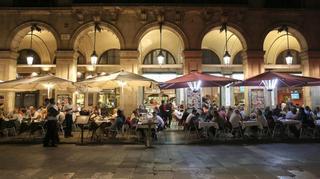 Las terrazas de la Rambla, la plaza Reial y Joan de Borbó cerrarán una hora antes