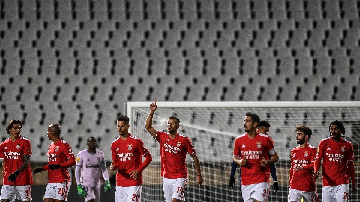 Los jugadores del Benfica ante el Belenenses