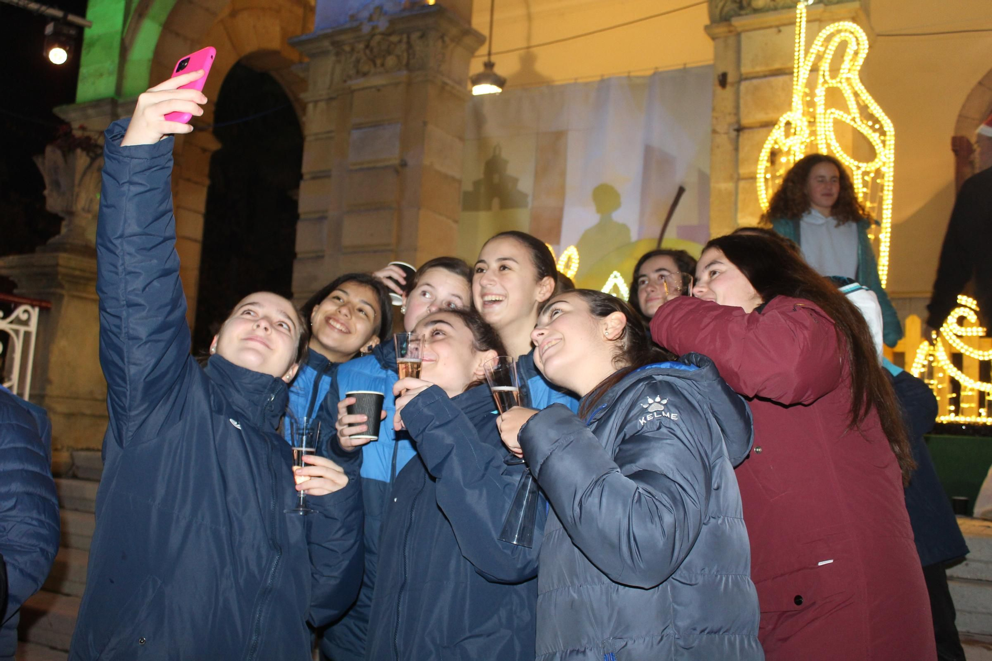 Villaviciosa 'descorcha' la Navidad con un brindis multitudinario