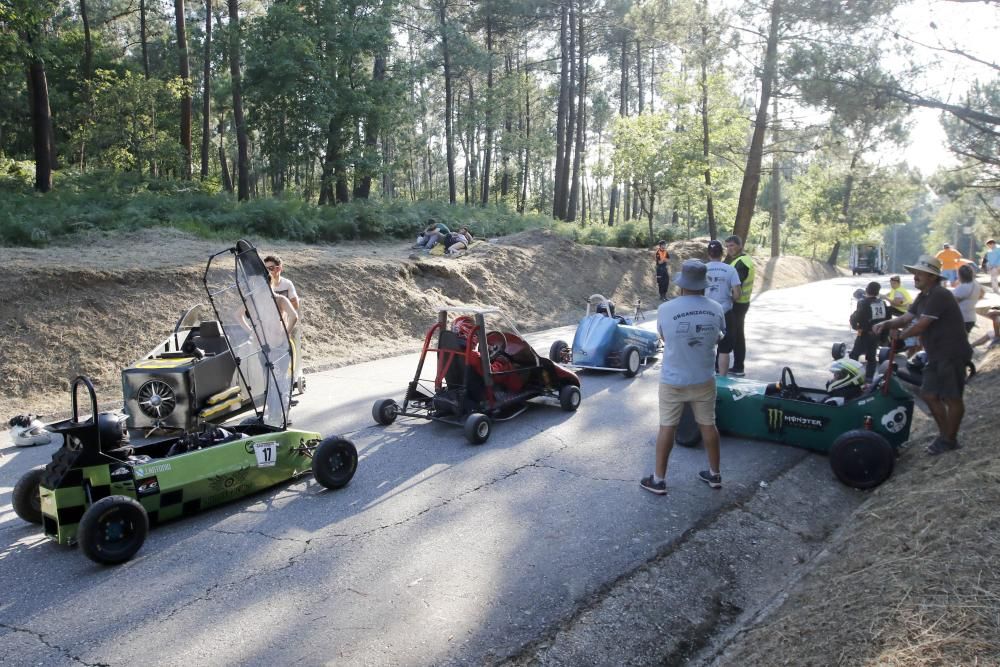 Un total de 25 carrilanas y más de 30 participantes se lanzaron por las cuestas de Cabral - Un piloto federado volcó y fue trasladado al hospital por una conmoción.