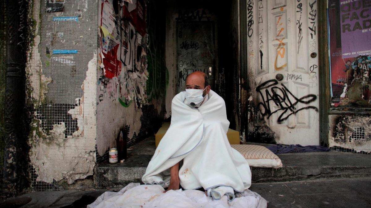 Un hombre sin hogar en las calles de A Coruña.