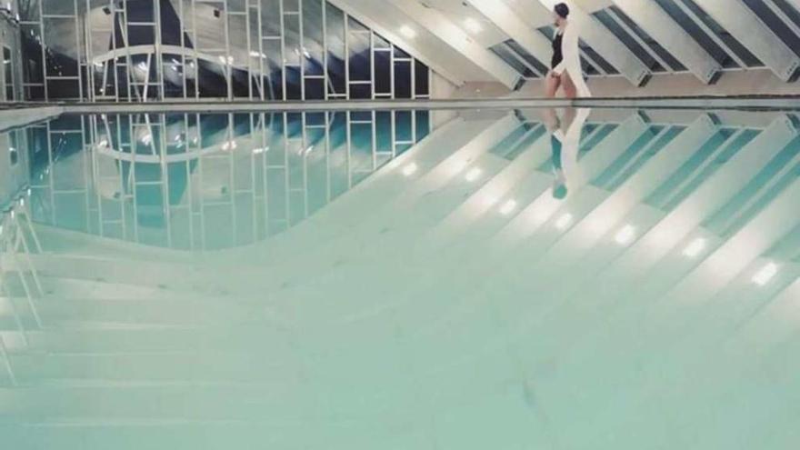 Imagen de la piscina municipal de Cangas, &quot;A Balea&quot;, en un vídeo promocional de la Diputación. // FdV