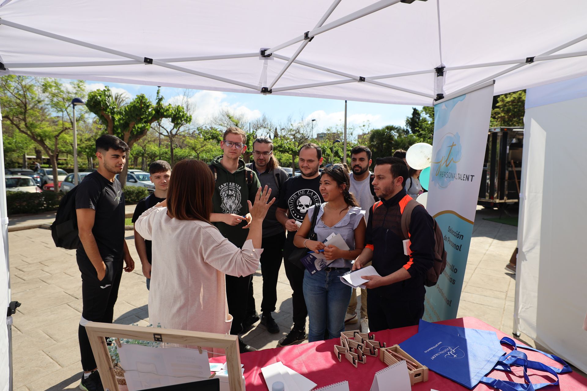 Más de mil universitarios aspiran a un empleo en la industria 5.0 de Castellón. Así ha sido la Feria de Empresas de la UJI.