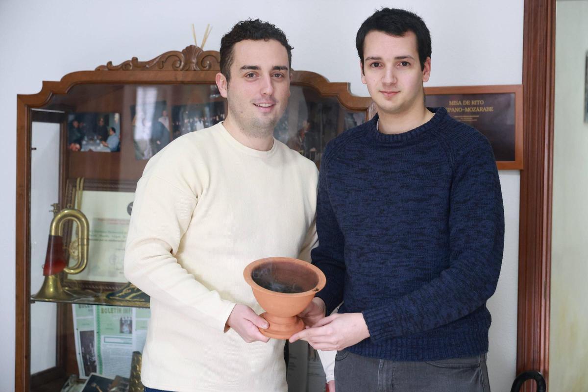 La Cofradía de los Ramos prepara una cata de incienso prevista para este viernes en la plaza de San Juan La Cofradía de los Ramos prepara una cata de incienso prevista para este viernes en la plaza de San Juan