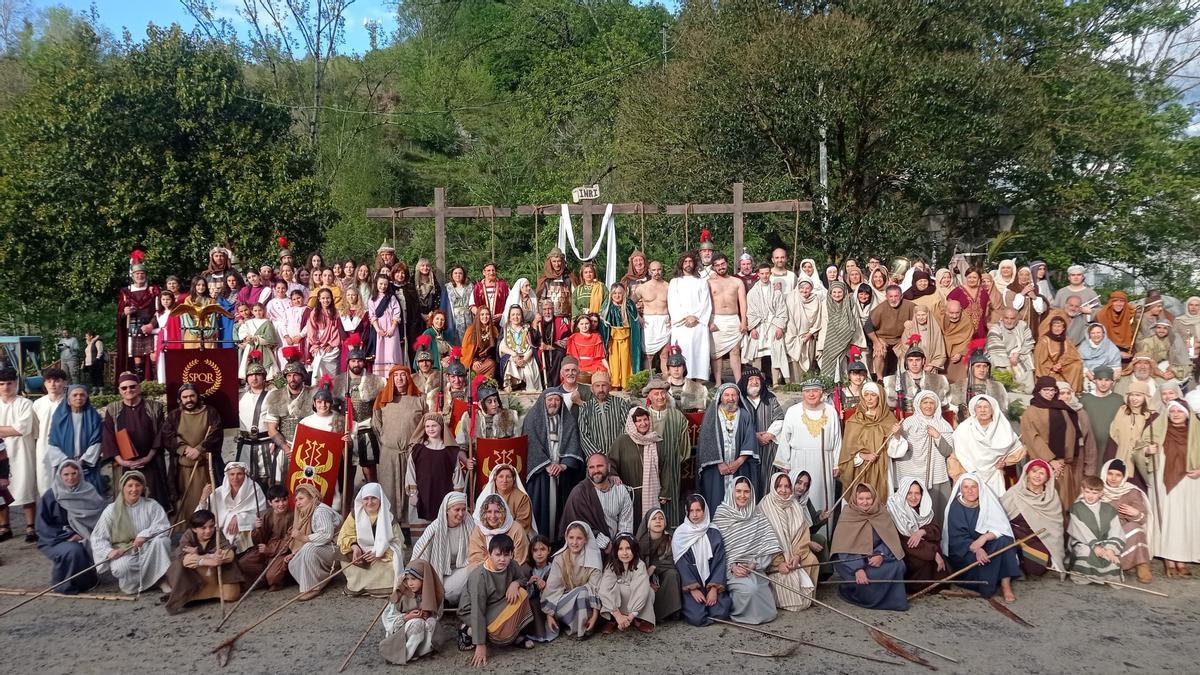 Infiesto vive con pasión su Vía Crucis viviente: "Es una experiencia increíble"