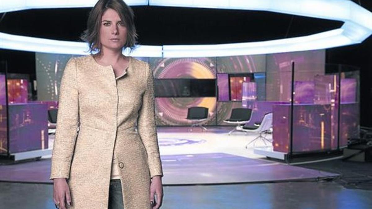 La periodista Ariadna Oltra, en el plató de '.CAT', que pretende ser un punto de encuentro de argumentos.