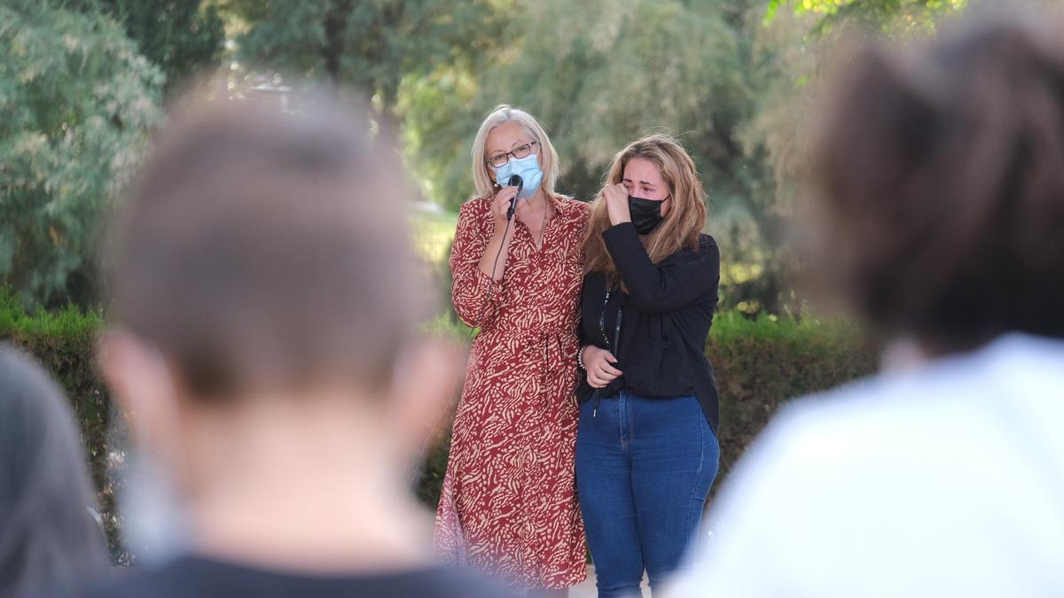 Marta Gonzálvez dirigiéndose a los asistentes al acto para darle las gracias por su apoyo.