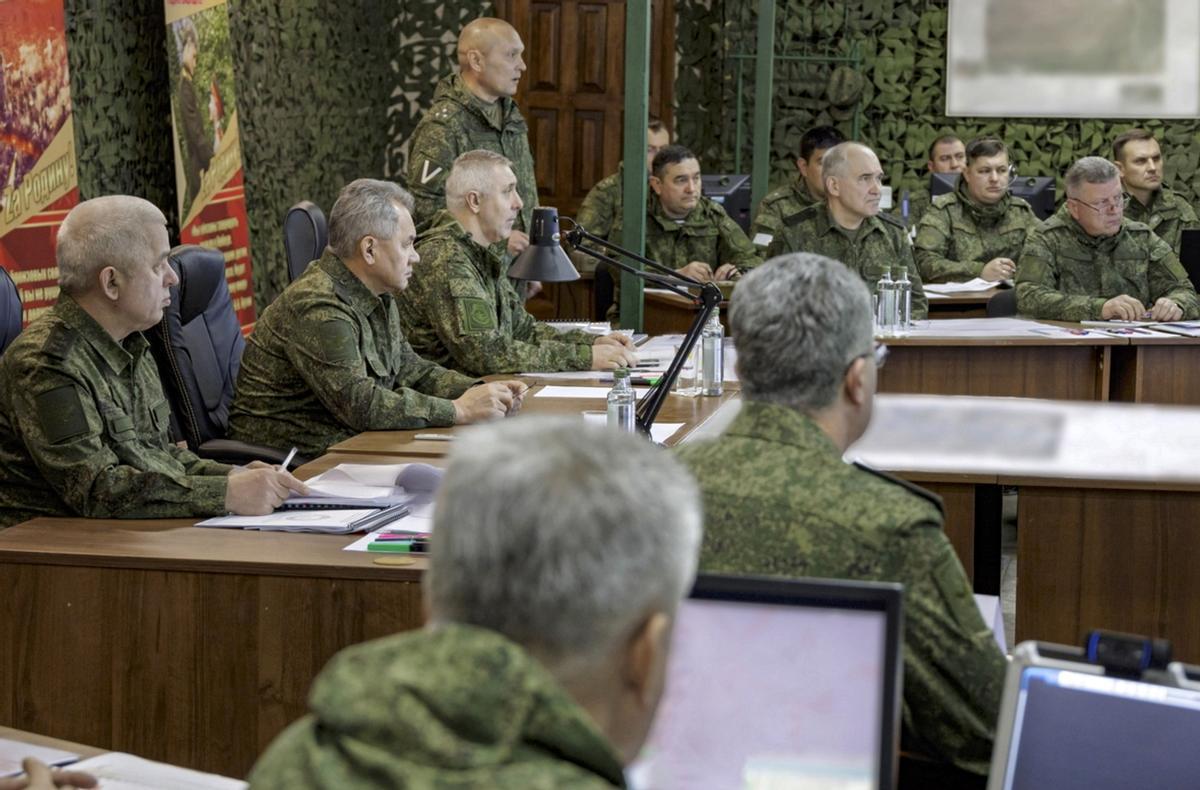 El Ministro de Defensa ruso, Sergei Shoigu, durante su inspección de las tropas rusas, en un lugar no revelado en Ucrania.