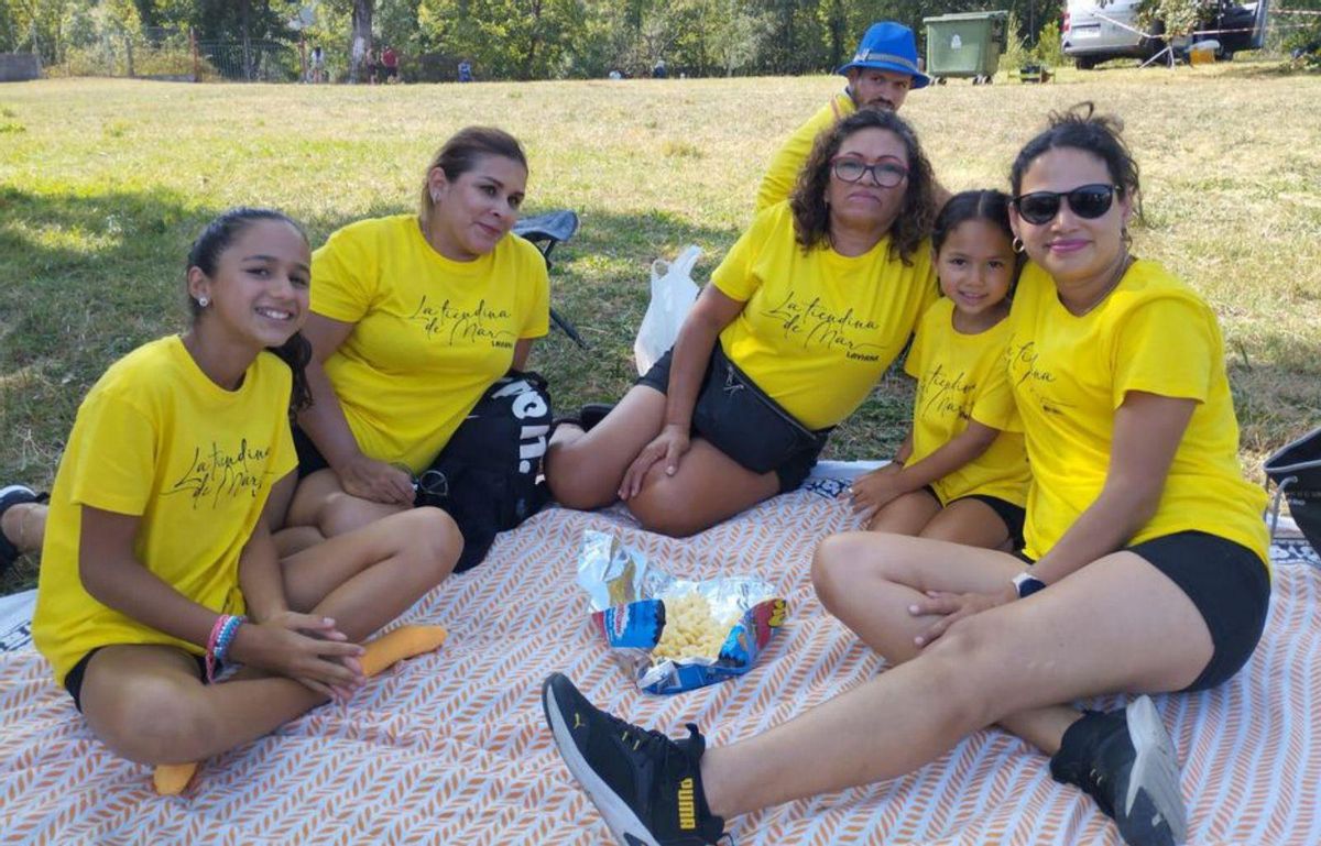 Mar Díez, a la derecha, en La Chalana con familiares y amigos. | M. Á. G.