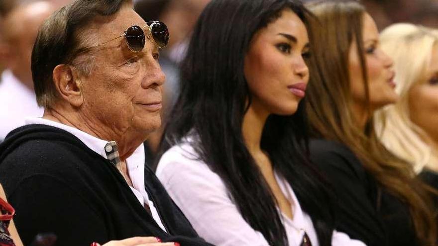 Donald Sterling y su novia, V. Stiviano, presencian un partido de los Clippers.