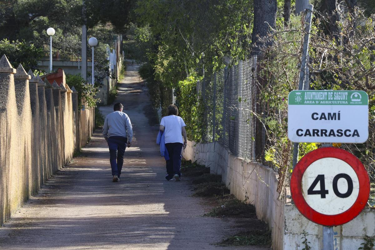 Vecinos acudiendo a la urbanización