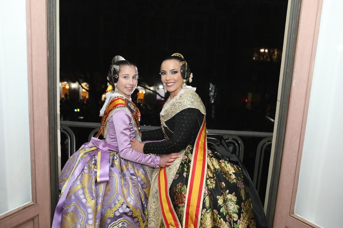 Noa y Laura, las falleras mayores, en el balcón del ayuntamiento en la Crida, el sábado.