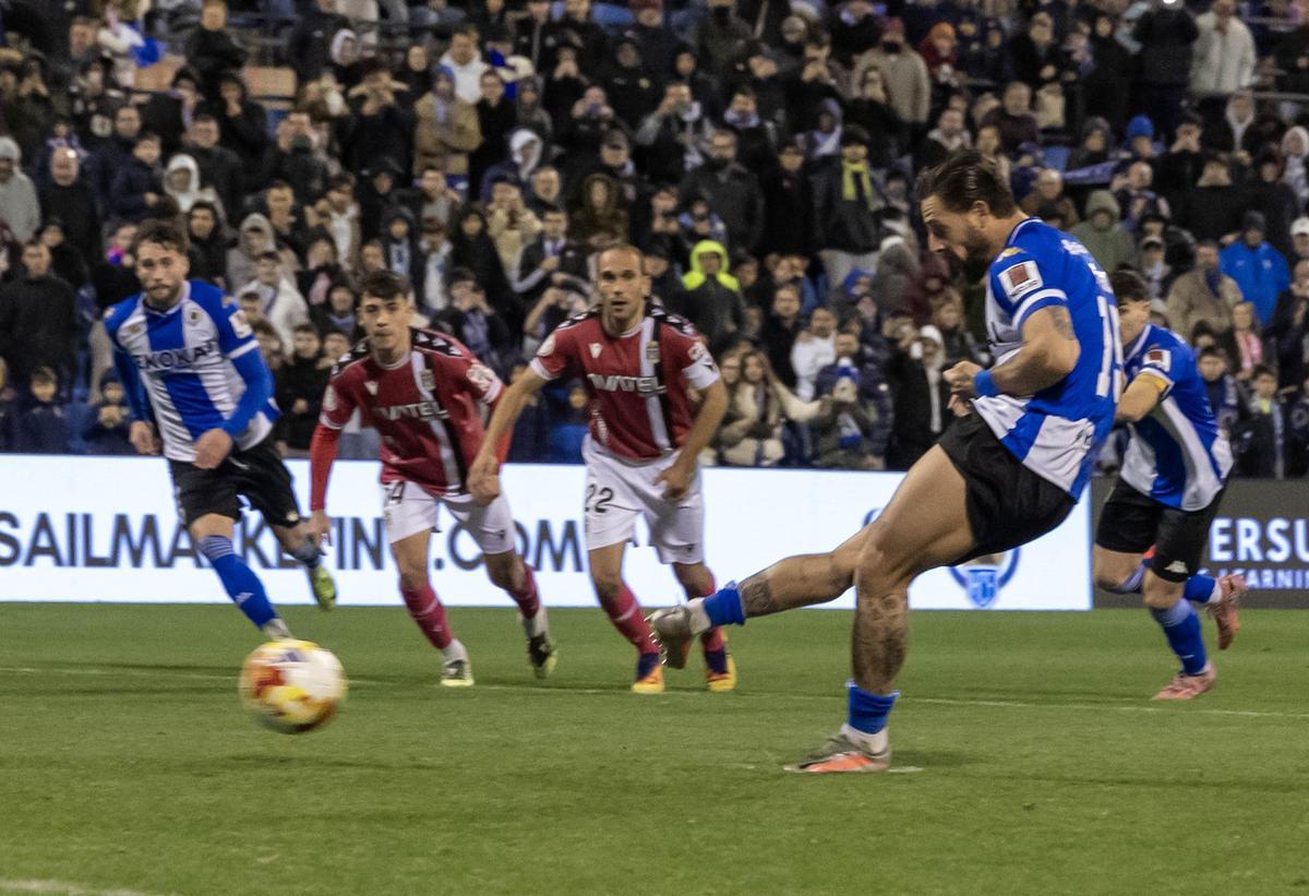 Fran Sol lanza un penalti en el Rico Pérez esta temporada en el partido contra el Cartagena.