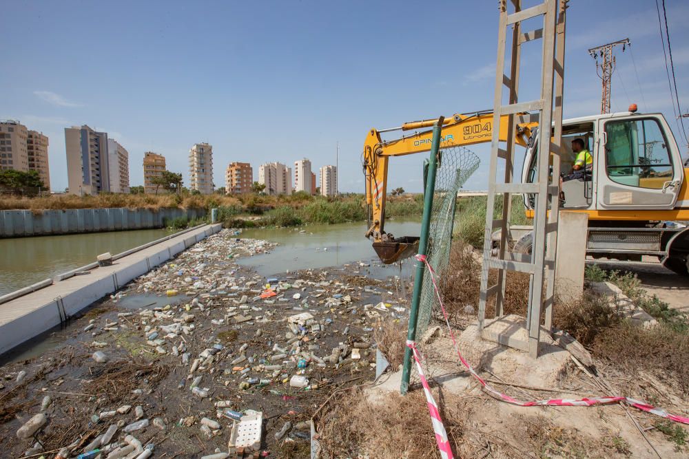 Toneladas de basura acumuladas en la desembocadura