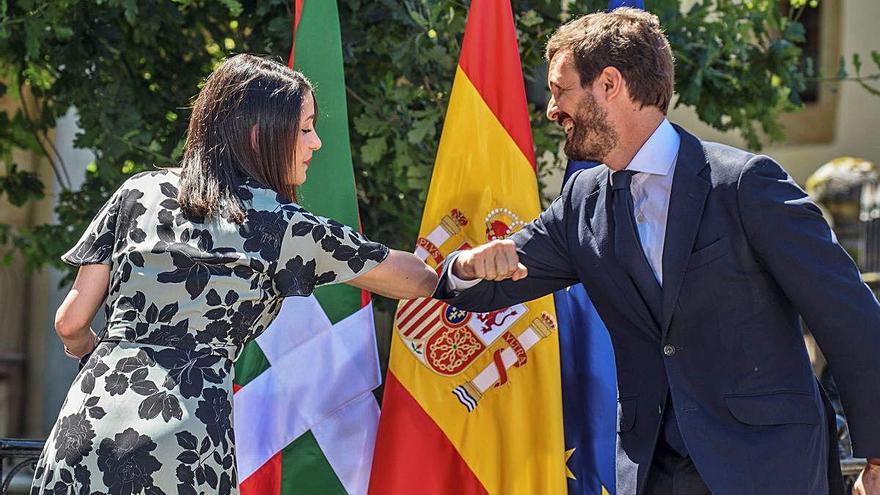 Arrimadas i Casado se saluden complint el protocol de seguretat abans de l&#039;acte.