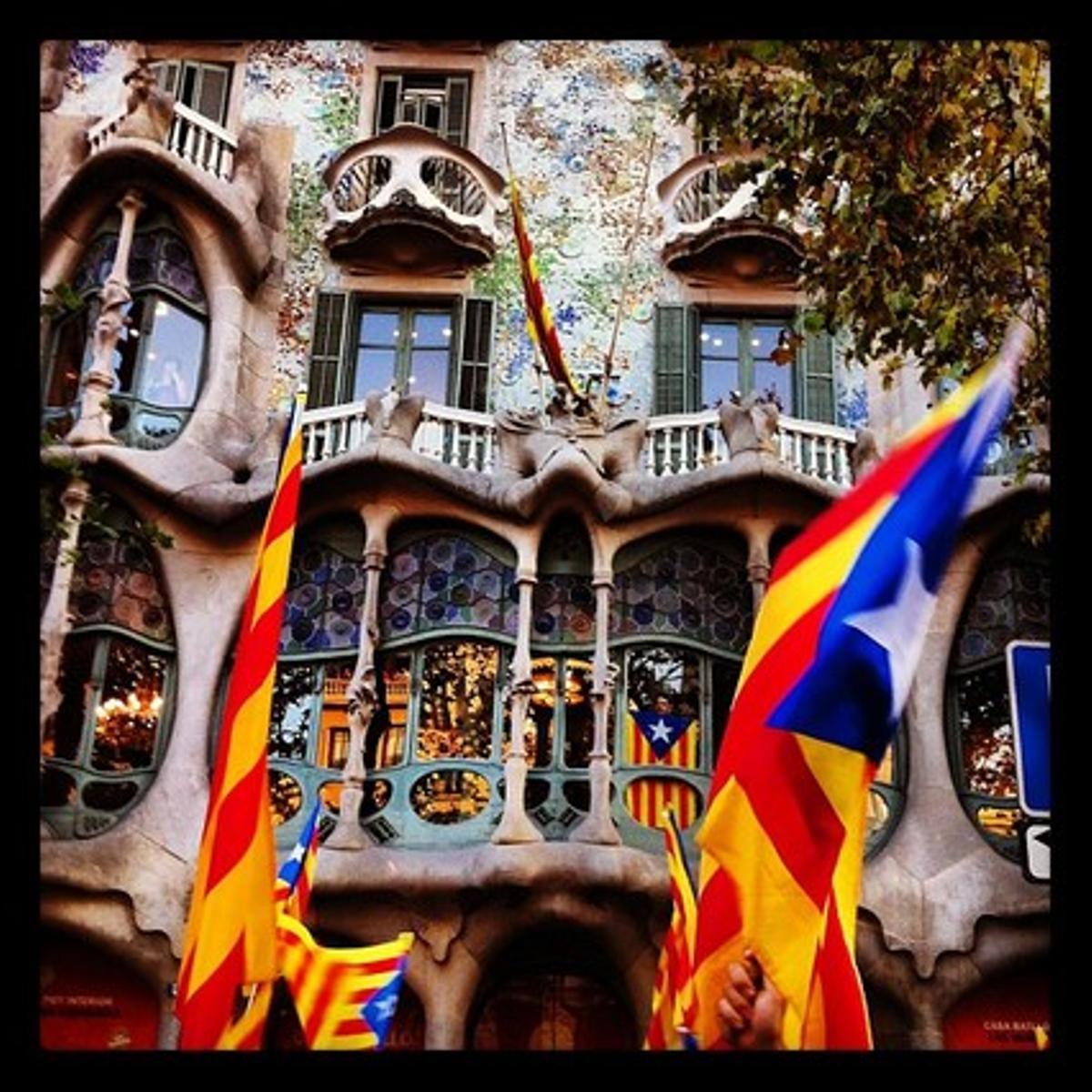 Foto tomada por Àlex Oliva (@olaif)titulada ’Modernisme amb estelada’