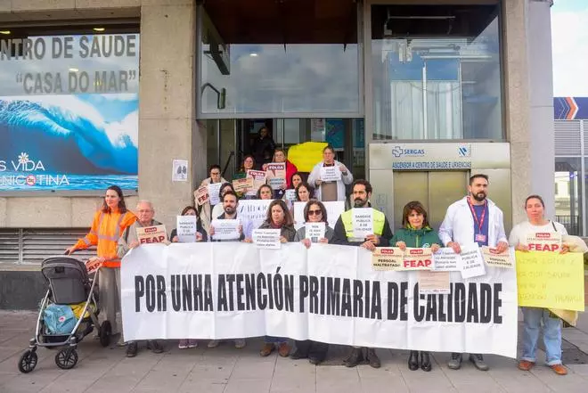 Profesionales de Atención Primaria se concentran en centros de salud coruñeses antes de la huelga