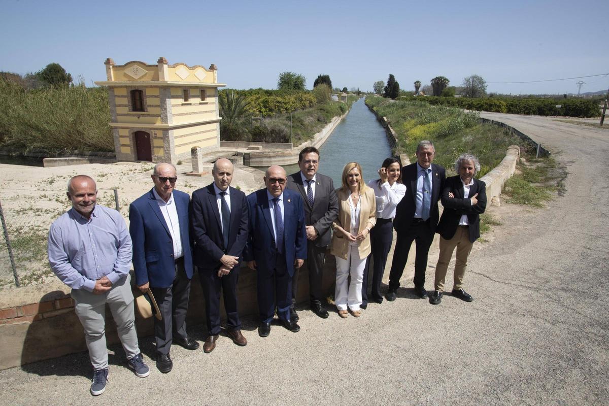 Autoridades, representantes de los regantes y organizaciones agrarias, en Sueca, tras la apertura de compuertas.